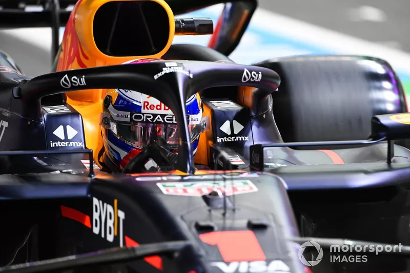 Max Verstappen, Red Bull Racing RB20 dans la voie des stands
