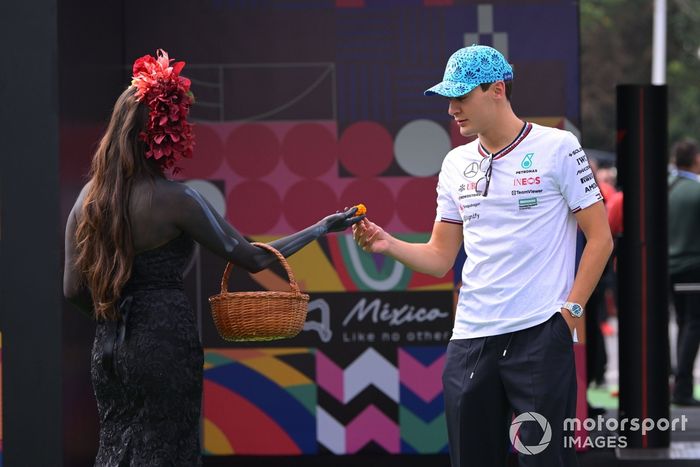 George Russell, del equipo Mercedes-AMG F1, recibe una caléndula mexicana 