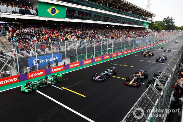 Vuelta de formación: Valtteri Bottas, Stake F1 Team KICK Sauber C44, Pierre Gasly, Alpine A524, Sergio Perez, Red Bull Racing RB20, Franco Colapinto, Williams FW46