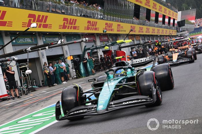 Fernando Alonso, Aston Martin AMR23, Oscar Piastri, McLaren MCL60, en boxes