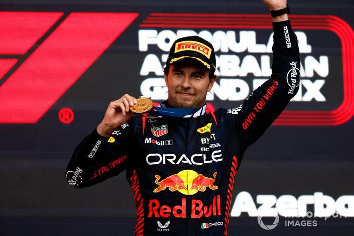 Sergio Pérez, Red Bull Racing, 1ª posición, con su medalla en el podio