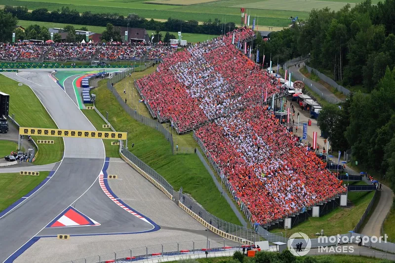 I tifosi formano i colori della bandiera austriaca in tribuna d'onore
