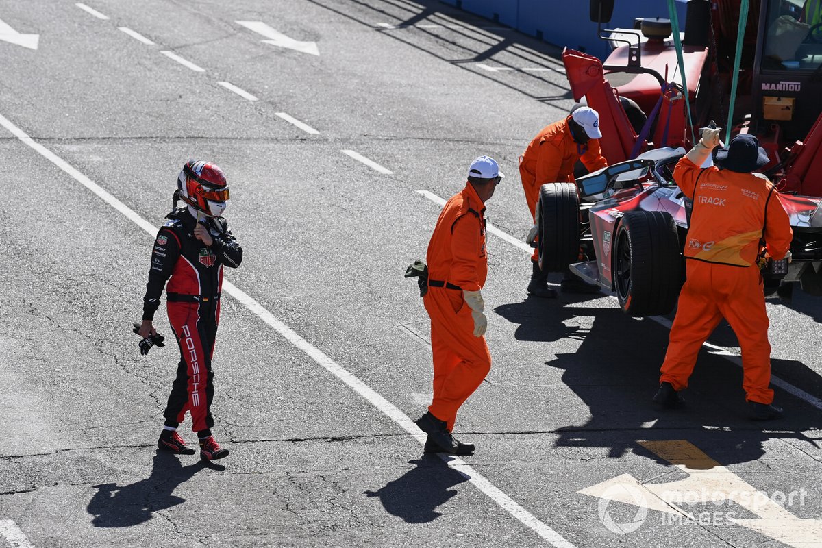 Marshals remove the damaged car of Pascal Wehrlein, Porsche, Porsche 99X Electric Gen3, after a race