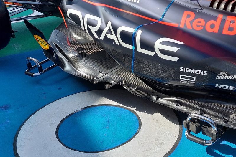 Red Bull Racing RB19, piso