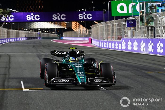 Fernando Alonso, Aston Martin AMR23, llega a la parrilla