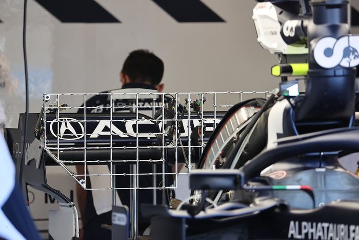 En detalle, parrillas aerodinámicas en la parte trasera del AlphaTauri AT02