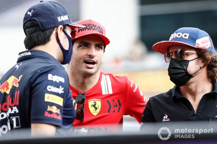 Sergio Pérez, Red Bull Racing, Carlos Sainz Jr., Ferrari, y Fernando Alonso, Alpine F1