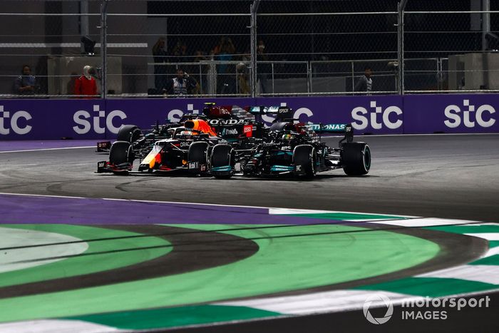 Max Verstappen, Red Bull Racing RB16B, y Lewis Hamilton, Mercedes W12, luchan en la reanudación
