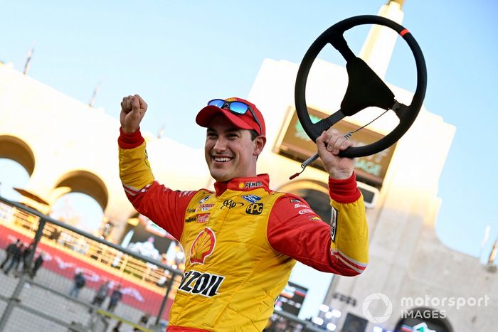 Joey Logano, Equipo Penske, Ford Mustang Shell Pennzoil celebra su victoria en la carrera