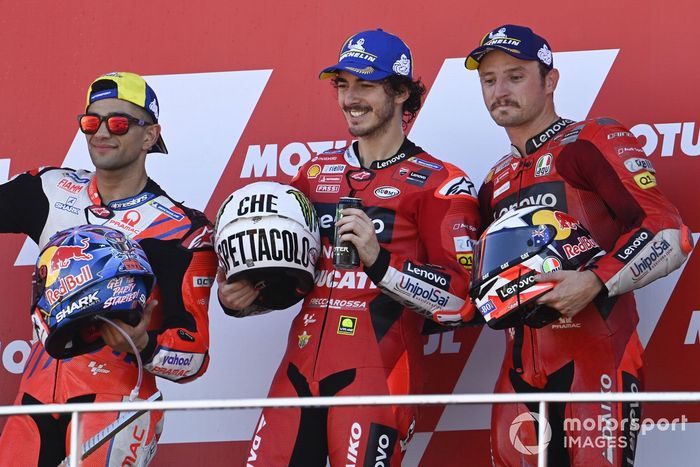 Podio: ganador de la carrera Francesco Bagnaia, Equipo Ducati, segundo lugar Jorge Martin, Pramac Racing, tercer lugar Jack Miller, Equipo Ducati