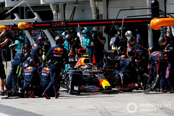 Sergio Pérez, Red Bull Racing RB16B, en boxes