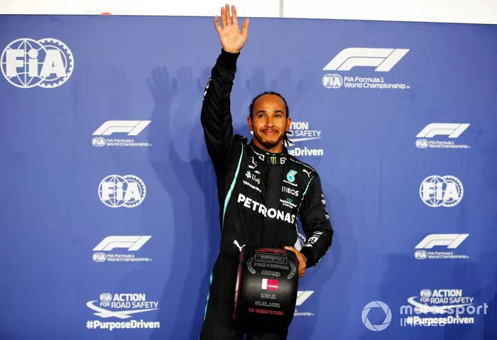 Ganador de la pole Lewis Hamilton, Mercedes, con el trofeo Pirelli Pole Position