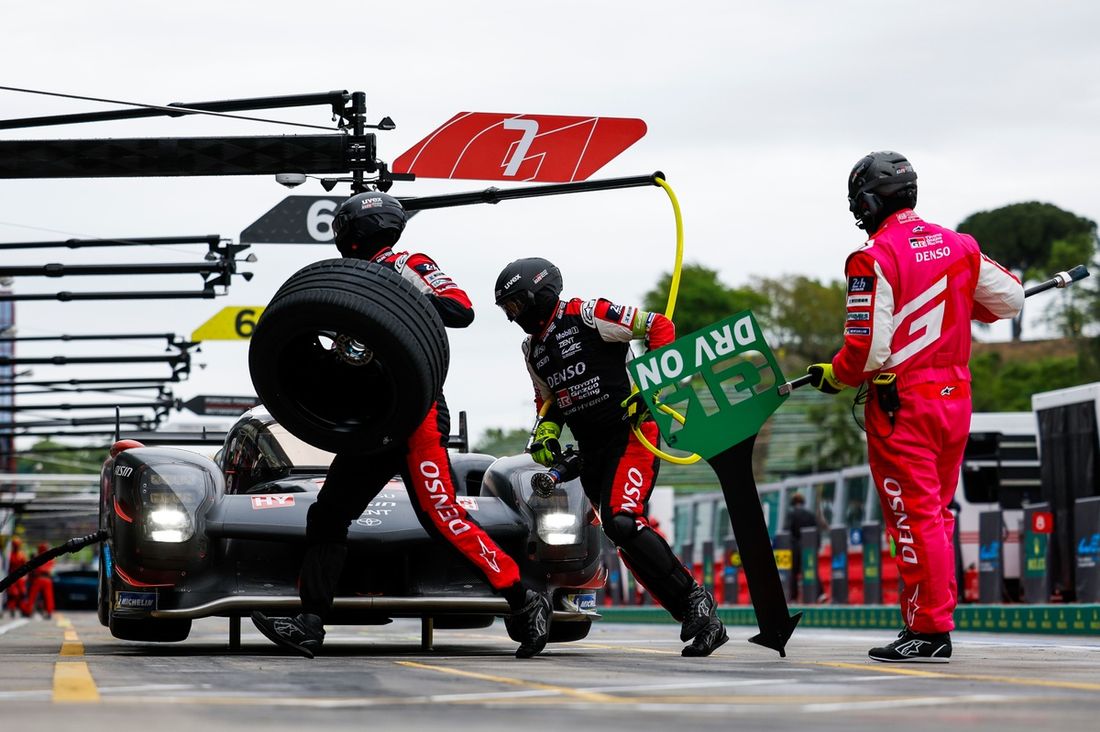 #7 Toyota Gazoo Racing Toyota GR010 - Hybryda: Mike Conway, Kamui Kobayashi, Nyck De Vries