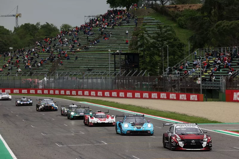 #78 Akkodis ASP Team Lexus RC F LMGT3 : Arnold Robin, Finn Gehrsitz, Esteban Masson, 92 Manthey 1St Phorm Porsche 911 GT3 R LMGT3 : Ryan Hardwick, Riccardo Pera, Richard Lietz
