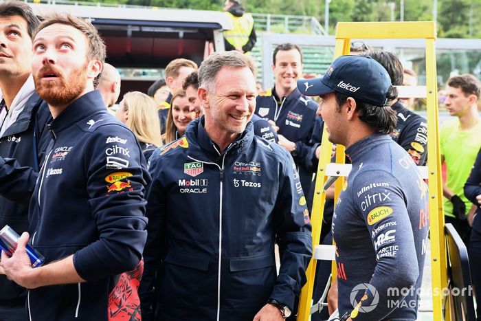 Christian Horner, director del equipo Red Bull Racing, Sergio Pérez, Red Bull Racing, 2ª posición, después de la carrera