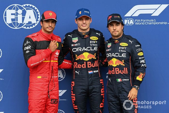 El top 3 de la clasificación: Carlos Sainz, Ferrari, Max Verstappen, Red Bull Racing y Sergio Pérez, Red Bull Racing
