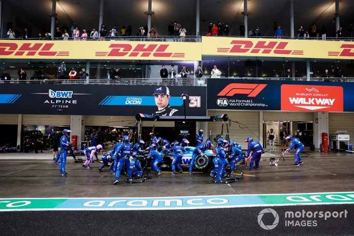 Fernando Alonso, Alpine A522, hace una parada en boxes