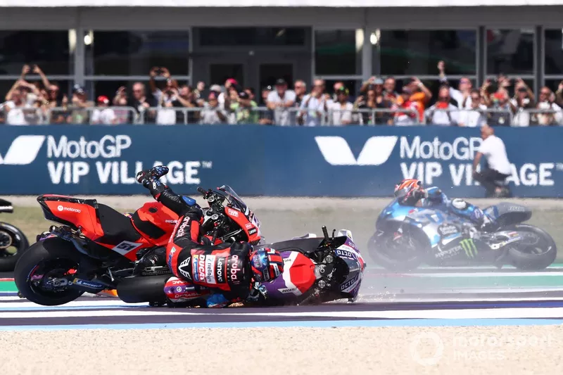 Michele Pirro, Ducati Team, Pol Espargaro, Repsol Honda Team, Johann Zarco, Pramac Racing crash