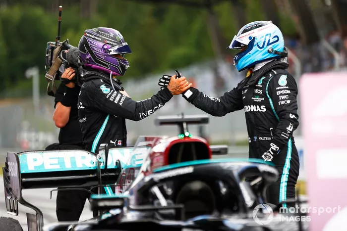 Lewis Hamilton, Mercedes, 2ª posición, y Valtteri Bottas, Mercedes, 3ª posición, se felicitan mutuamente en el Parc Ferme