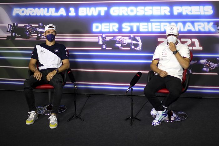 Pierre Gasly, AlphaTauri, Valtteri Bottas, Mercedes en la conferencia de prensa