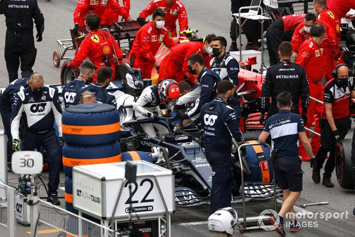 Yuki Tsunoda, AlphaTauri, llega a la parrilla