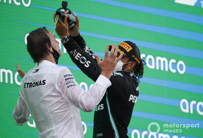 Podio: ganador de la carrera Lewis Hamilton, Mercedes con un miembro del equipo Mercede