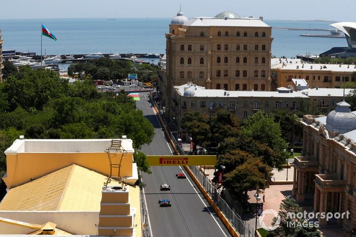 Carlos Sainz Jr., Ferrari SF21, Mick Schumacher, Haas VF-21, y Esteban Ocon, Alpine A521