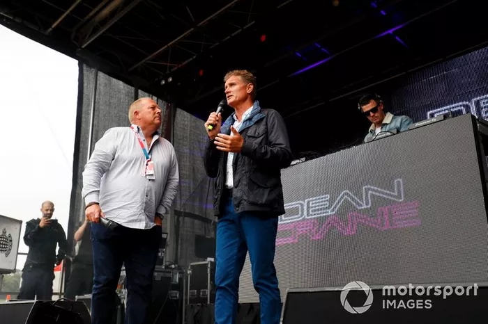 David Coulthard en el escenario en la sesión de firma de autógrafos de los pilotos