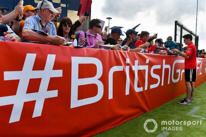 Charles Leclerc, Ferrari, firma autógrafos