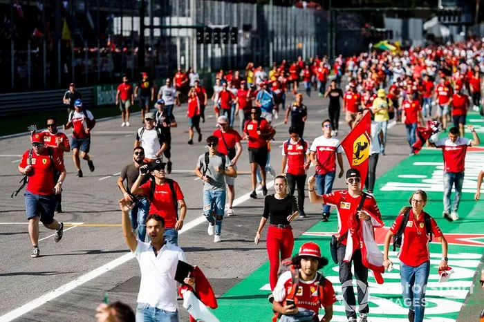 Tifosi riempono la pista con la bandiera della Ferrari