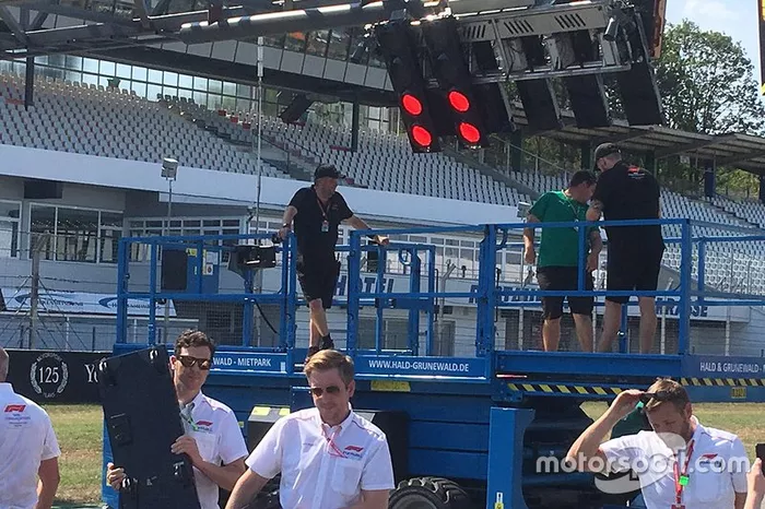 Luzes de largadas sendo consertadas