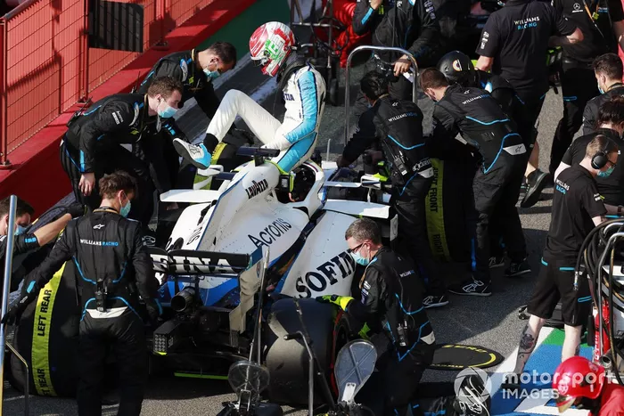 George Russell, Williams FW43, en el pit lane durante la bandera roja