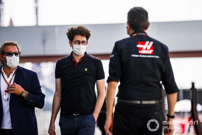 Mattia Binotto, director de Ferrari y Guenther Steiner, director de Haas F1