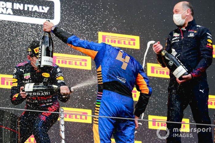 Podio: ganador de la carrera Max Verstappen, Red Bull Racing y el tercer lugar Lando Norris, McLaren