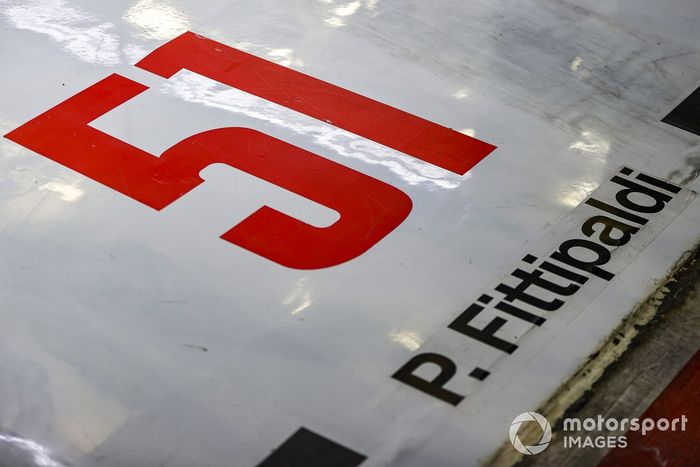 El número de Pietro Fittipaldi, Haas F1, en el piso del garaje de Haas F1
