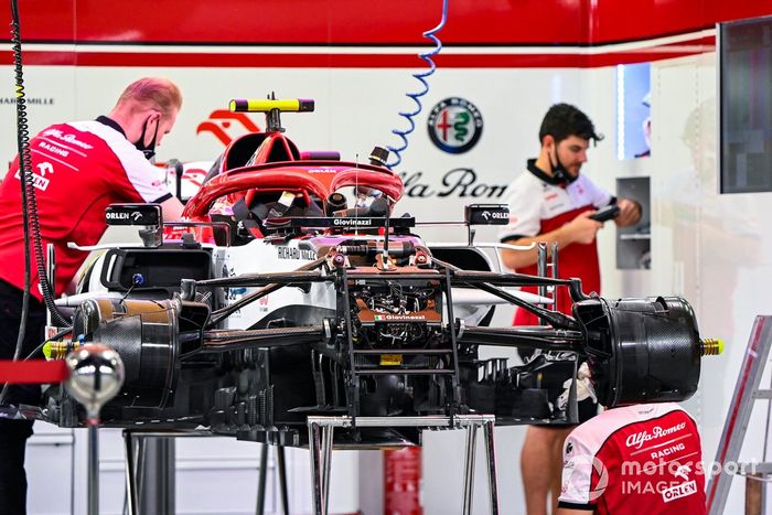 Mecánicos de Alfa Romeo trabajan en el coche