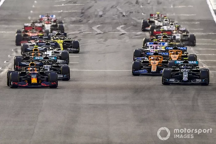Max Verstappen, Red Bull Racing RB16 Valtteri Bottas, Mercedes F1 W11, Lewis Hamilton, Mercedes F1 W11 al inicio de la carrera