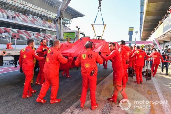 El coche de Sebastian Vettel, Ferrari vuelve en grúa al box