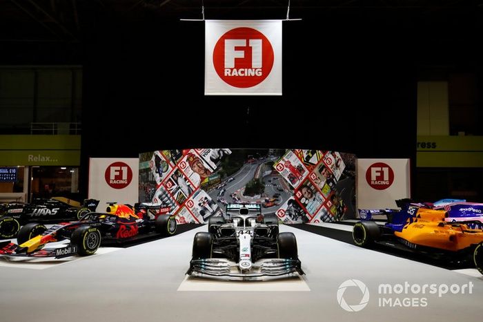 Un Mercedes AMG F1 W10 en el stand de F1 Racing