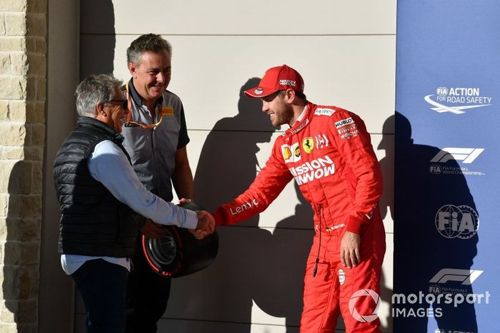 Mario Andretti entrega el premio pole position de Pirelli a Valtteri Bottas, Mercedes AMG