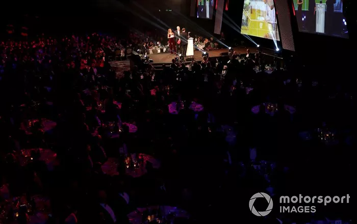 Una vista general del escenario y el hall
