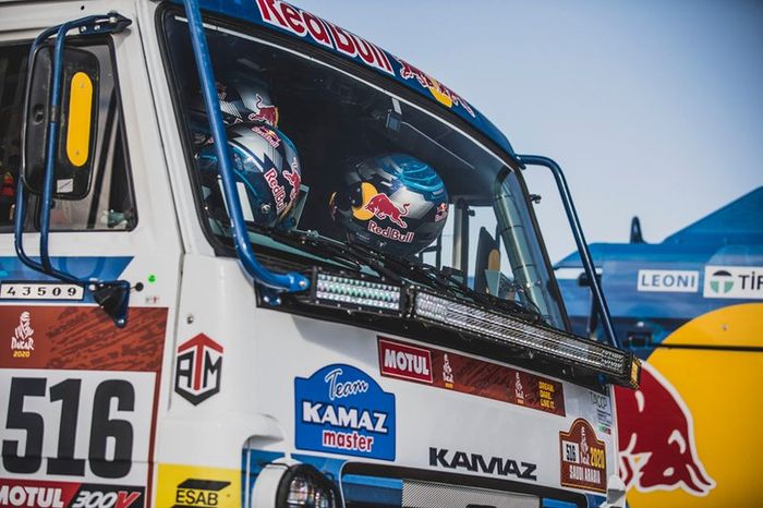 #516 Team KAMAZ Master: Anton Shibalov, Dmitrii Nikitin, Ivan Tatarinov, helmets