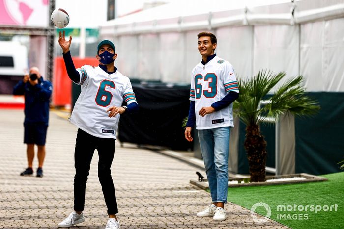 Nicholas Latifi, Williams y George Russell, Williams juegan a la NFL en el paddock