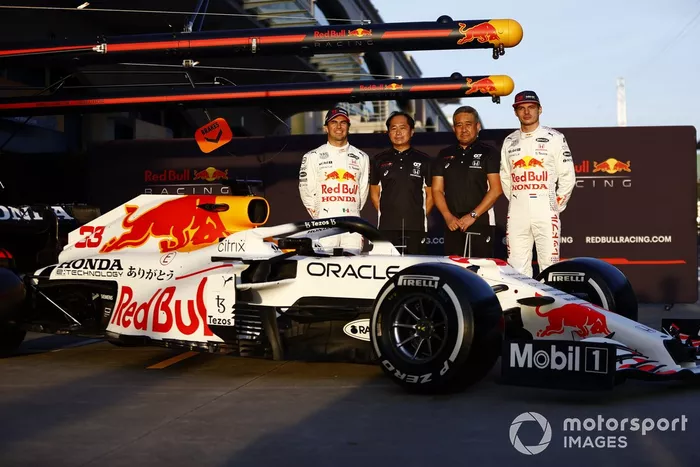 Sergio Pérez, Red Bull Racing Toyoharu Tanabe, Director Técnico de F1, Honda, y Masashi Yamamoto, Director General de Honda Motorsport, con el coche de Max Verstappen, Red Bull Racing RB16B Red Bull Racing RB16B