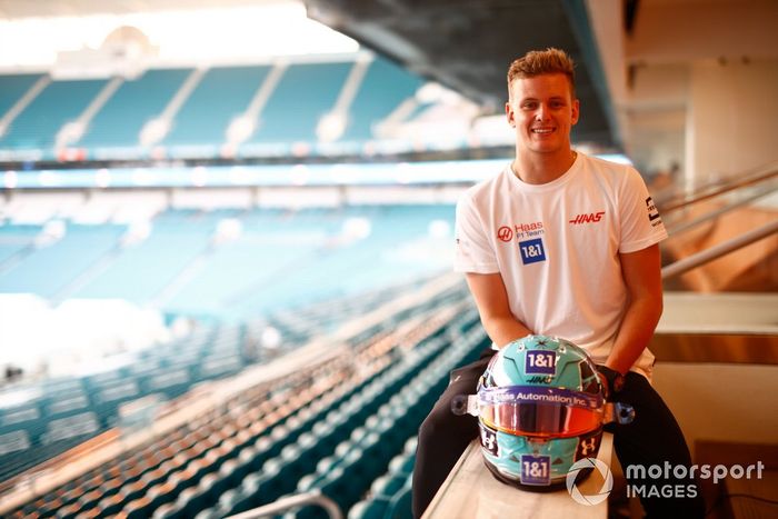 Mick Schumacher, del equipo Haas F1, posa con su nuevo diseño de casco