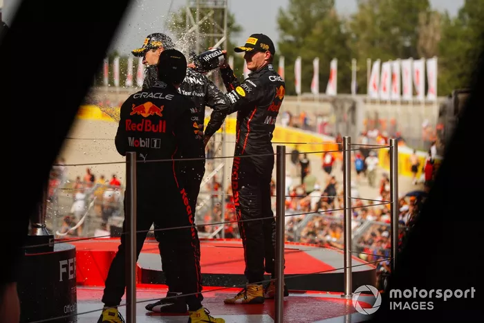 Podio: segundo lugar Sergio Pérez, Red Bull Racing y el ganador Max Verstappen, Red Bull Racing