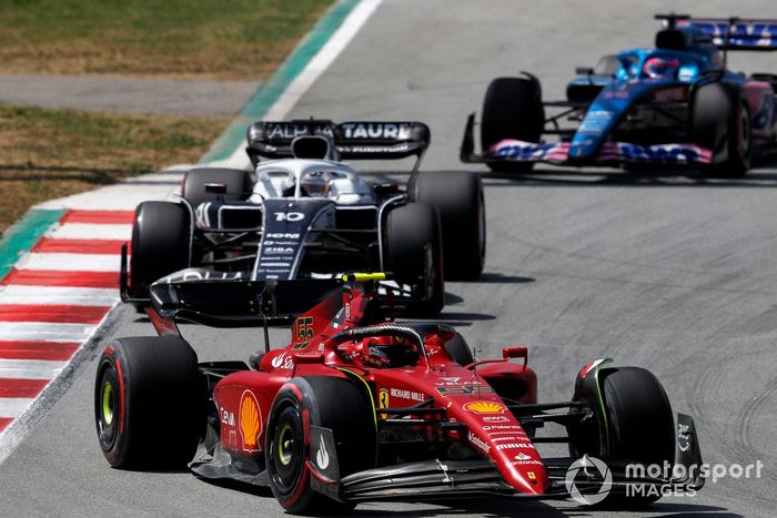 Carlos Sainz, Ferrari F1-75, Pierre Gasly, AlphaTauri AT03, Fernando Alonso, Alpine A522 