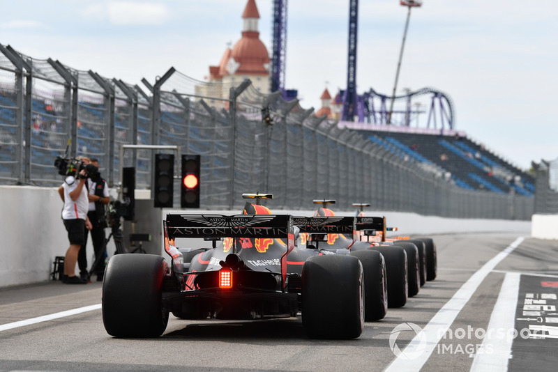 Cars queue at the end of pit lane