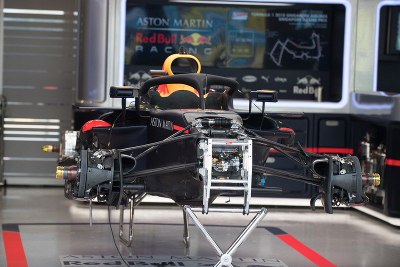 Red Bull Racing RB14, nel garage