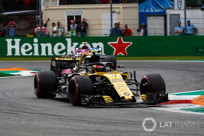 Carlos Sainz Jr., Renault Sport F1 Team R.S. 18, y Esteban Ocon, Racing Point Force India VJM11